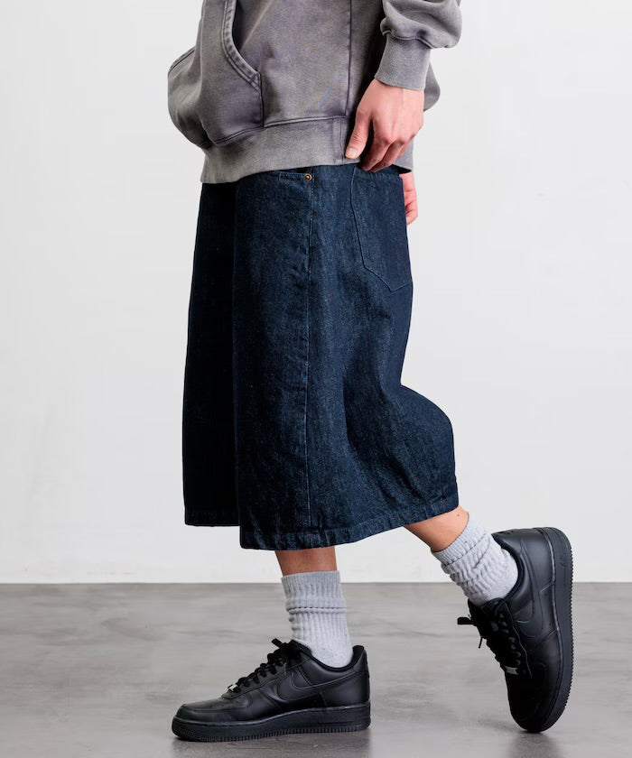 FREAK'S STORE
Wide silhouette, one-wash, curved denim cropped Pants