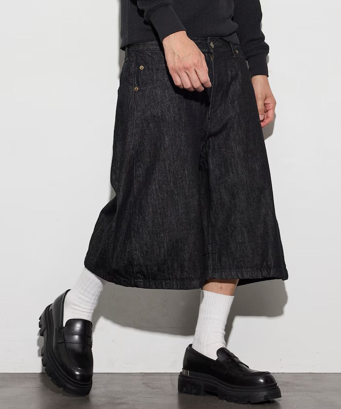 FREAK'S STORE
Wide silhouette, one-wash, curved denim cropped Pants