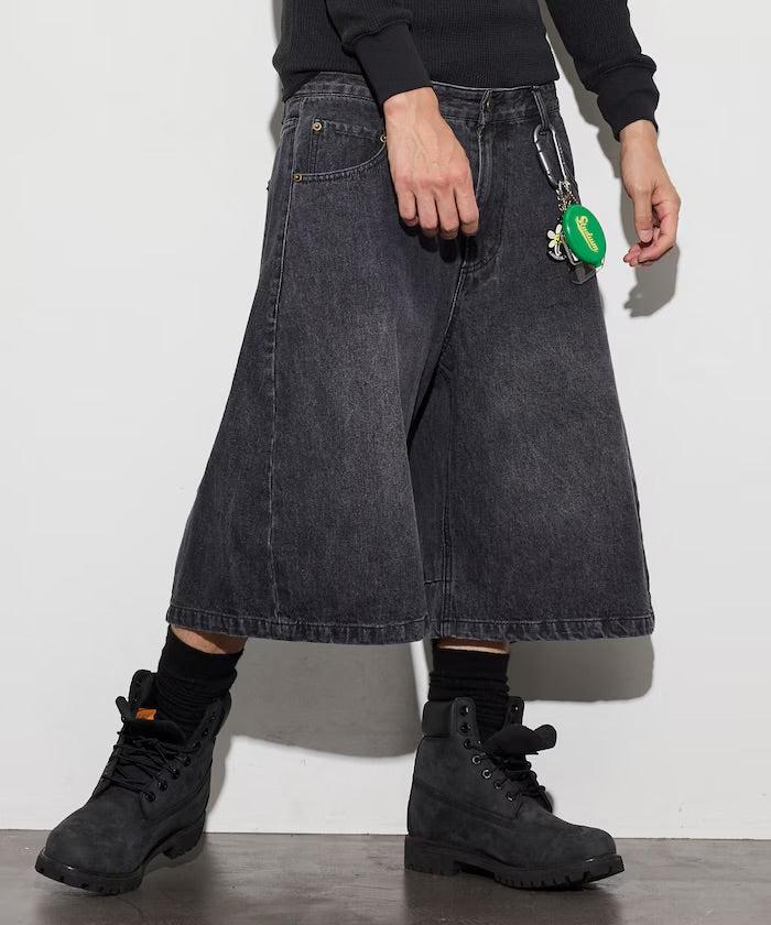 FREAK'S STORE
Wide silhouette, one-wash, curved denim cropped Pants