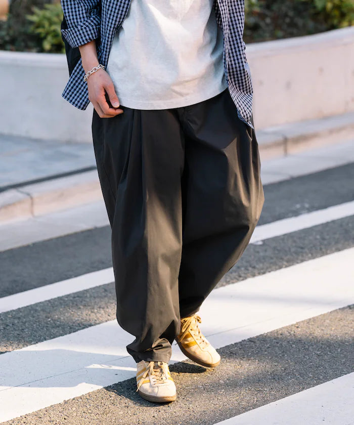 FREAK'S STORE
Easy Care Fabric Wide Silhouette Double Tuck Slacks