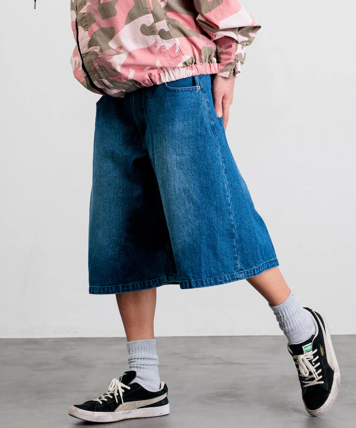 FREAK'S STORE
Wide silhouette, one-wash, curved denim cropped Pants