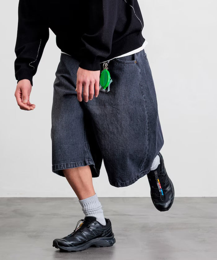 FREAK'S STORE
Wide silhouette, one-wash, curved denim cropped Pants