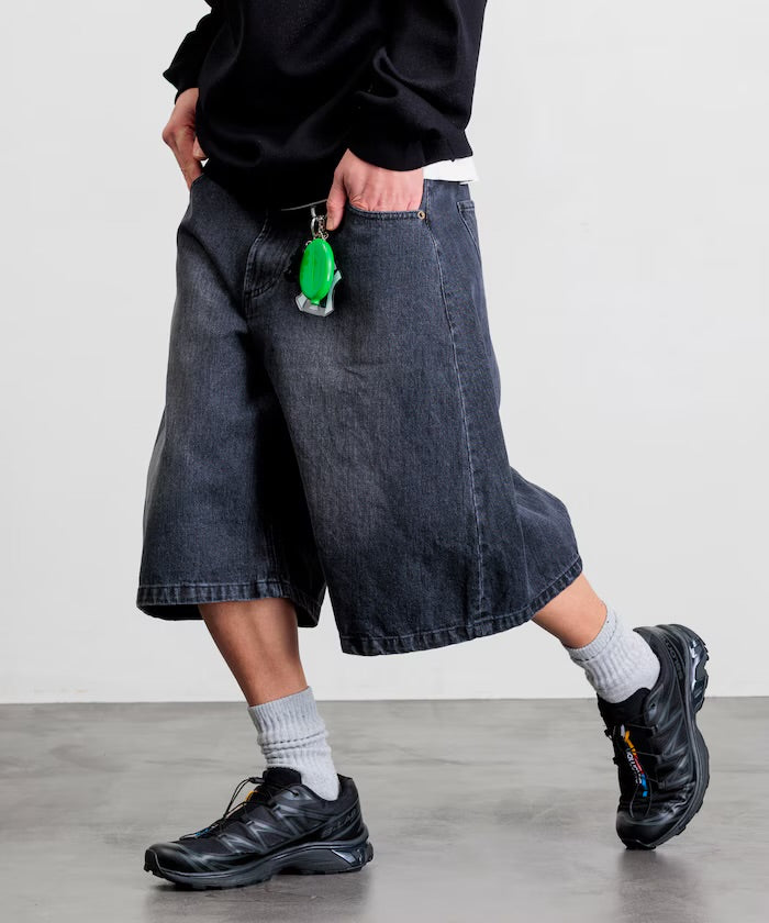 FREAK'S STORE
Wide silhouette, one-wash, curved denim cropped Pants