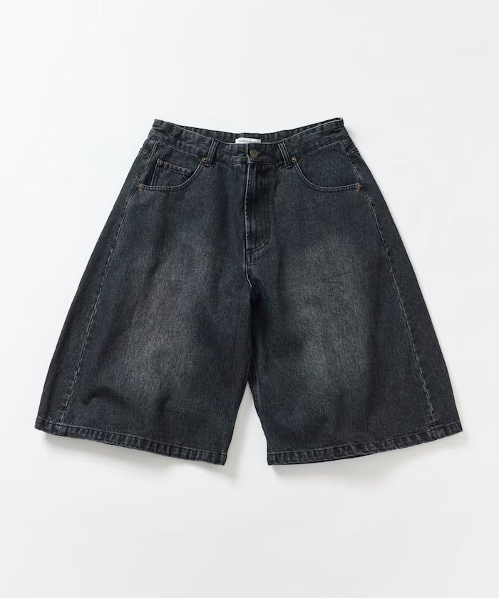 FREAK'S STORE
Wide silhouette, one-wash, curved denim cropped Pants
