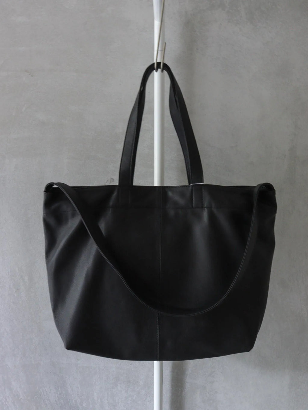 UNIVERSAL PRODUCTS. ”LEATHER TOTE BAG“