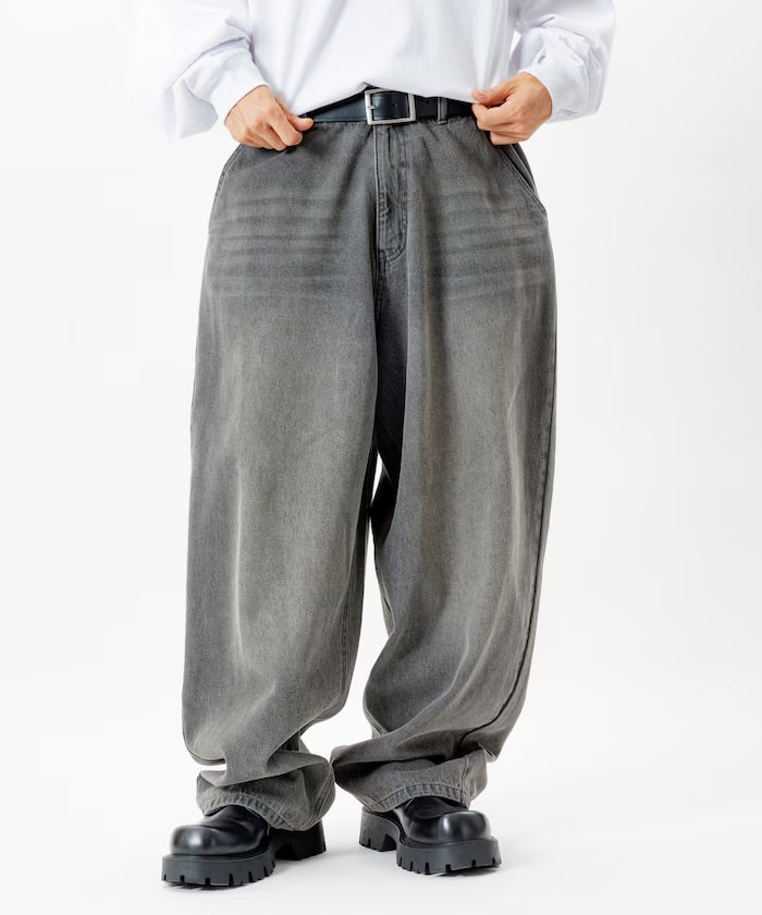 預訂 FREAK'S STORE
Wide silhouette barrel leg denim pants