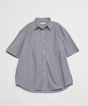 將圖片載入圖庫檢視器 預訂FREAK&#39;S STORE
Typewriter Regular Collar Short Sleeve Striped Shirt
