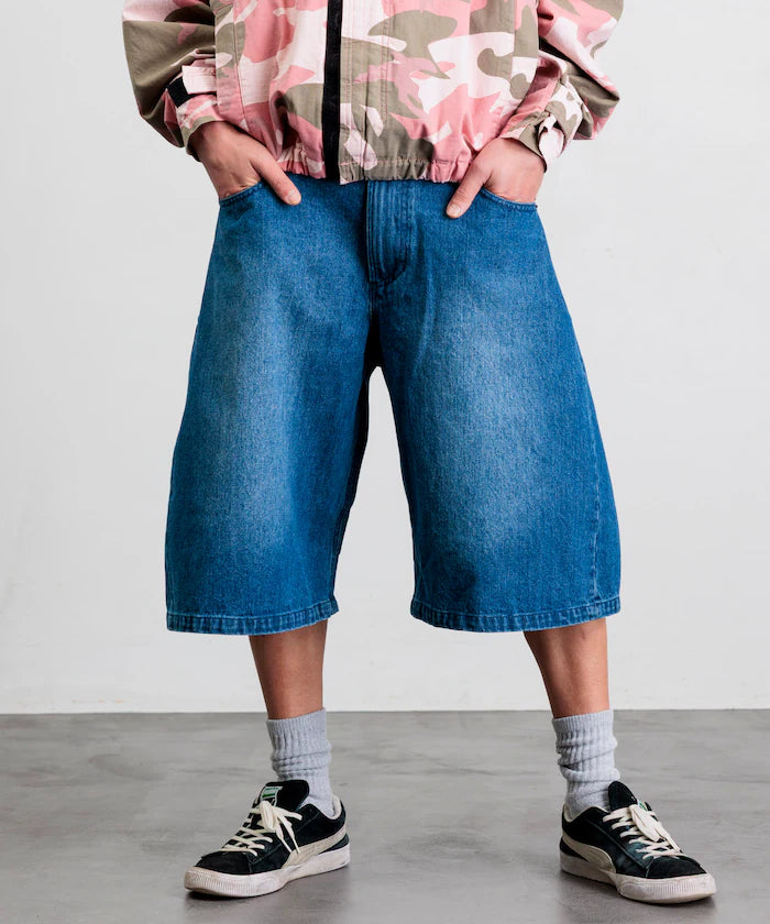 FREAK'S STORE
Wide silhouette, one-wash, curved denim cropped Pants