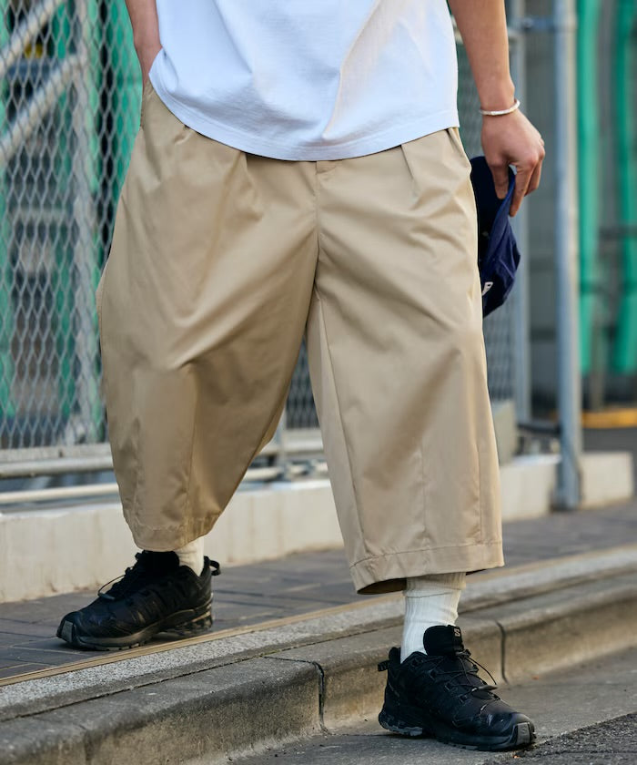 FREAK'S STORE
Easy Care Fabric Wide-leg Two-pleat Three-quarter Length Barrel Shorts