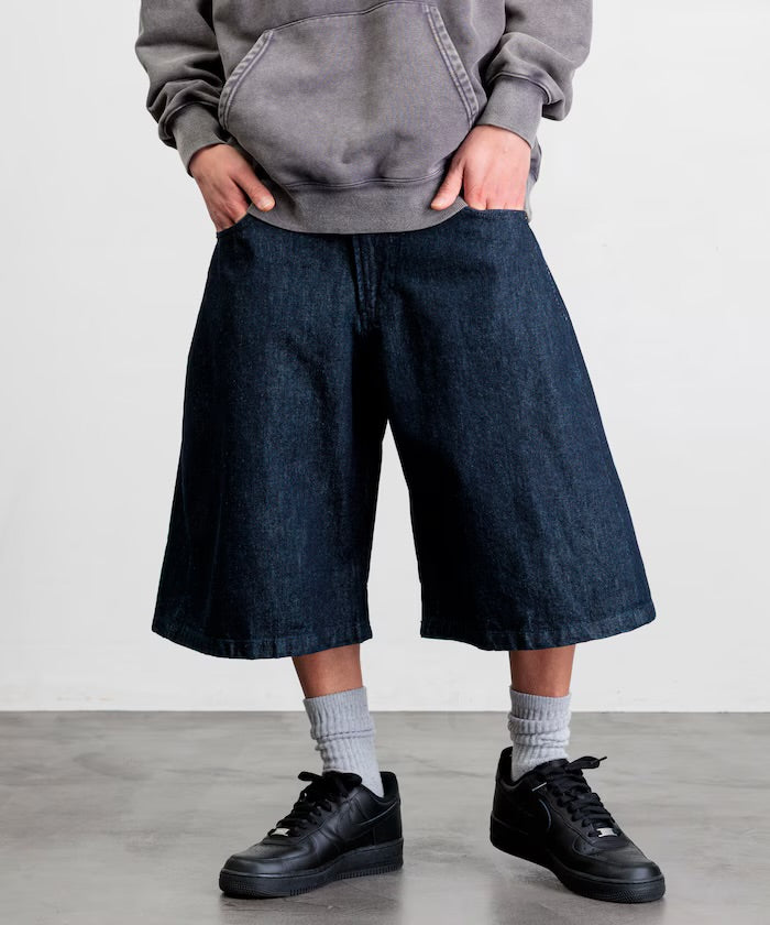 FREAK'S STORE
Wide silhouette, one-wash, curved denim cropped Pants