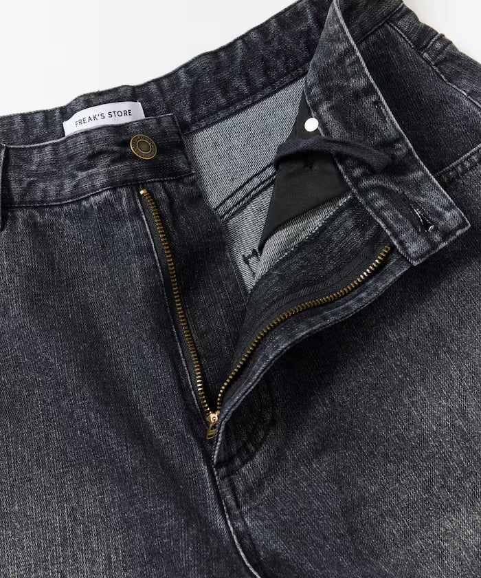 FREAK'S STORE
Wide silhouette, one-wash, curved denim cropped Pants