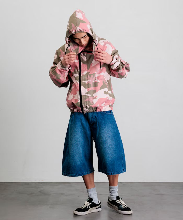 FREAK'S STORE
Wide silhouette, one-wash, curved denim cropped Pants