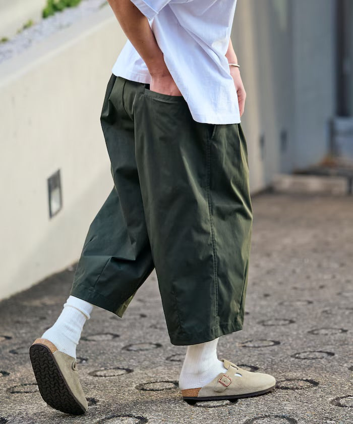 FREAK'S STORE
Easy Care Fabric Wide-leg Two-pleat Three-quarter Length Barrel Shorts