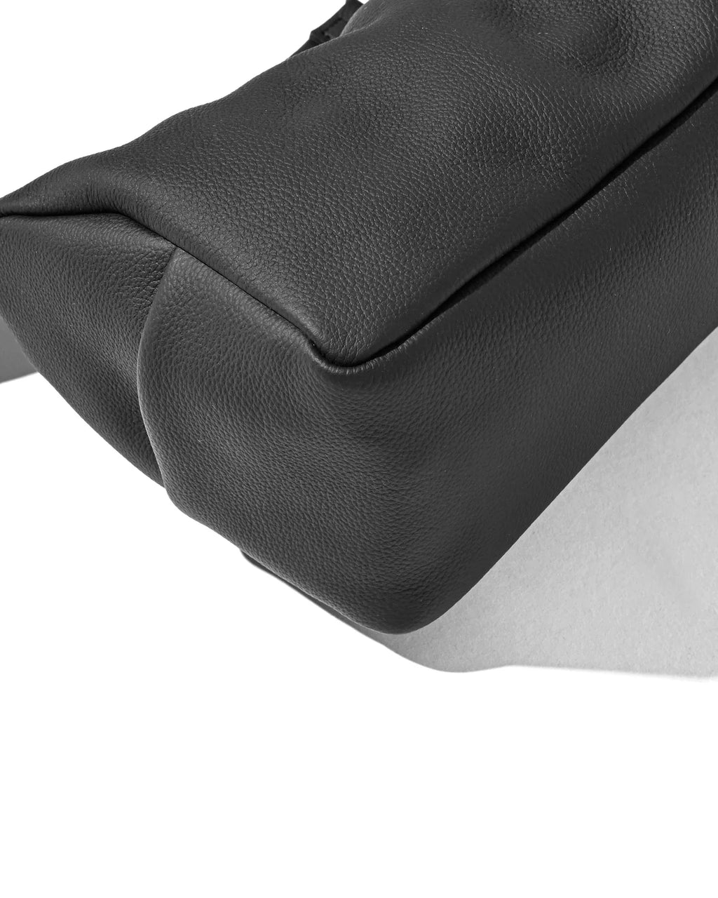 CLESSTE
GRAIN LEATHER DAYOFF BAG MINI