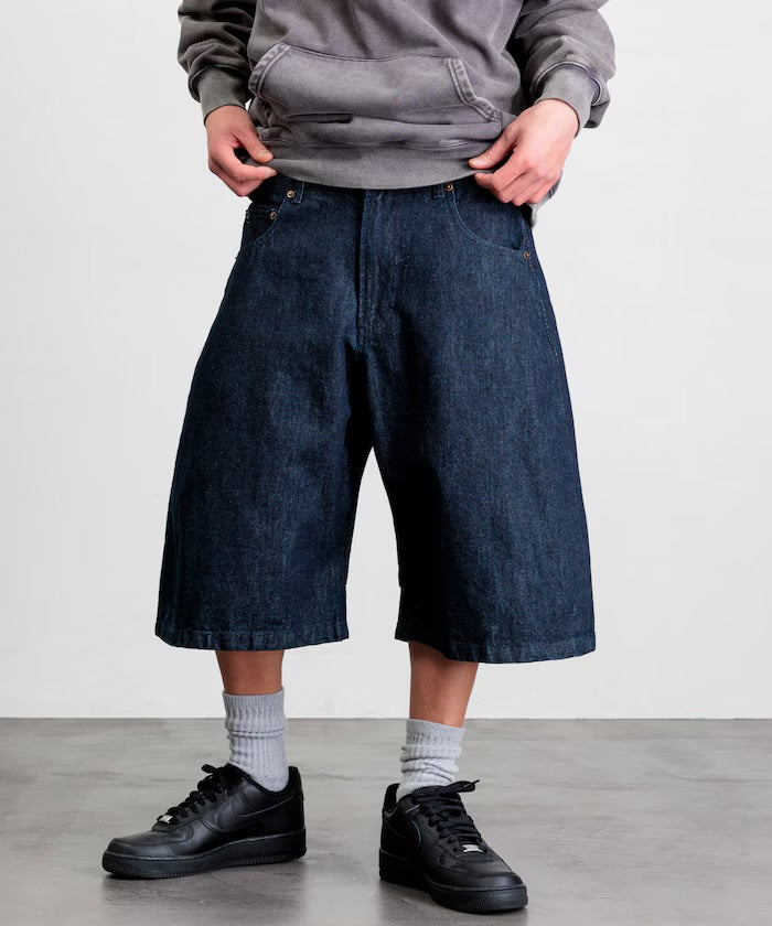 FREAK'S STORE
Wide silhouette, one-wash, curved denim cropped Pants