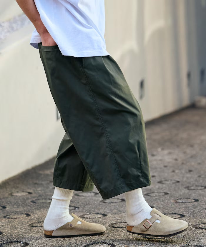 FREAK'S STORE
Easy Care Fabric Wide-leg Two-pleat Three-quarter Length Barrel Shorts