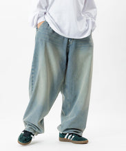 將圖片載入圖庫檢視器 預訂 FREAK&#39;S STORE
Wide silhouette barrel leg denim pants
