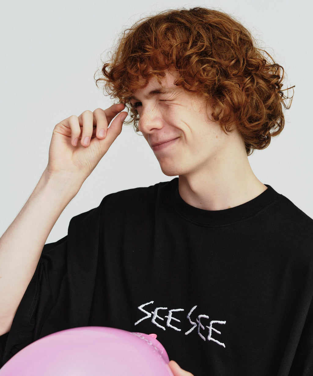 SEE SEE　SUPER BIG CALLIGRAPHY TEE