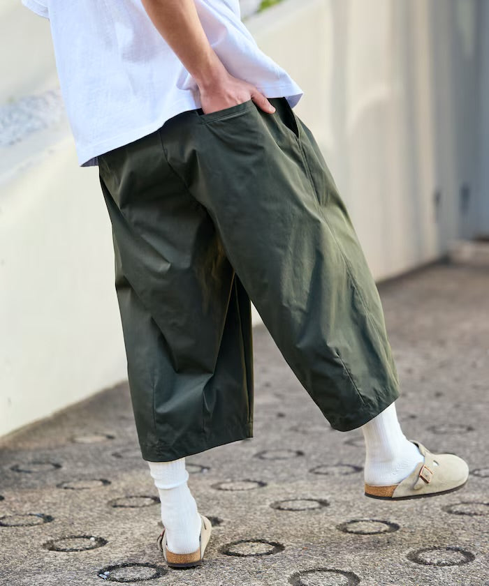 FREAK'S STORE
Easy Care Fabric Wide-leg Two-pleat Three-quarter Length Barrel Shorts