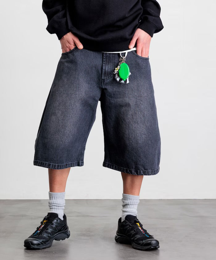 FREAK'S STORE
Wide silhouette, one-wash, curved denim cropped Pants
