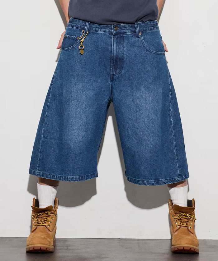 FREAK'S STORE
Wide silhouette, one-wash, curved denim cropped Pants