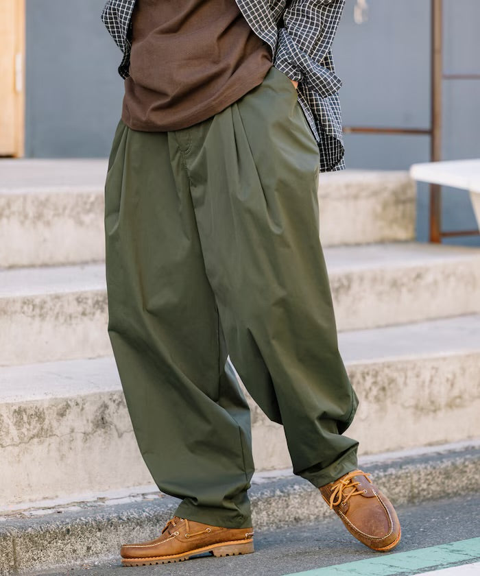 FREAK'S STORE
Easy Care Fabric Wide Silhouette Double Tuck Slacks