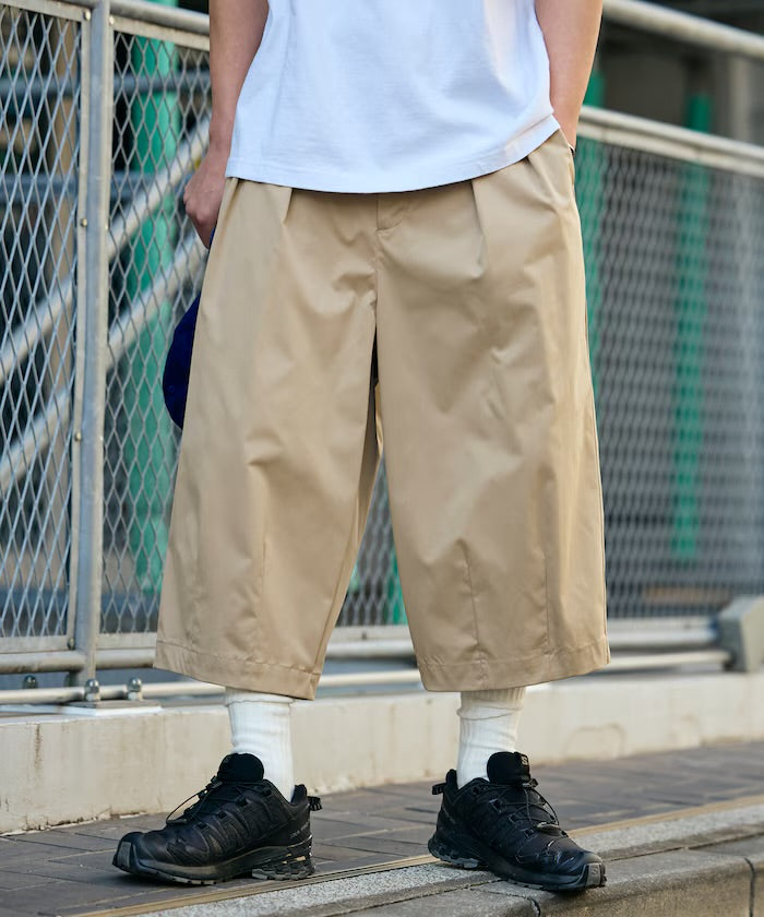 FREAK'S STORE
Easy Care Fabric Wide-leg Two-pleat Three-quarter Length Barrel Shorts