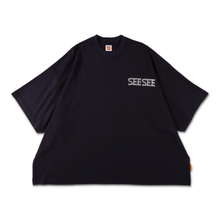 將圖片載入圖庫檢視器 SEE SEE SUPER BIG FLAT TEE REFLECTOR FONT LOGO【10-2】【10-3】

