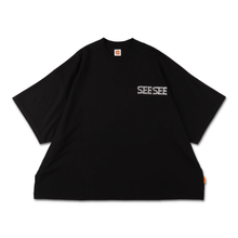 將圖片載入圖庫檢視器 SEE SEE SUPER BIG FLAT TEE REFLECTOR FONT LOGO【10-2】【10-3】
