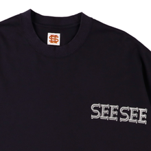 將圖片載入圖庫檢視器 SEE SEE SUPER BIG FLAT TEE REFLECTOR FONT LOGO【10-2】【10-3】
